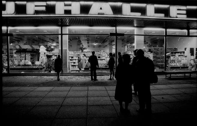 DDR, Berlin, 26.09.1990, in der Leipziger Straße gingen die Scheiben von Geschäften zu Bruch, erste Randale (Probe) von Autonomen aus Kreuzberg (das erste mal im Osten!) zu den Feierlichkeiten zur Wiedervereinigung am 3. Oktober, Rolf Zoellner Autonomen Randale *** GDR, Berlin, 26 09 1990, in the Leipziger Straße the windows of stores were broken, first riot rehearsal of autonomists from Kreuzberg the first time in the East for the reunification celebrations on October 3, Rolf Zoellner Autonomen Randale