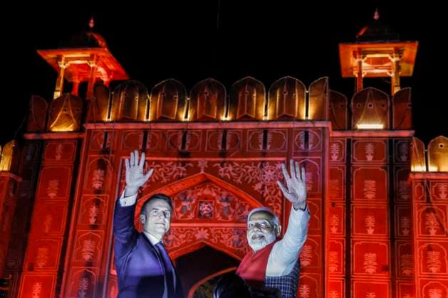Bilder des Jahres 2024, News 01 Januar News Themen der Woche KW04 News Bilder des Tages Le prÃ sident francais Emmanuel Macron et le Premier ministre indien Narendra Modi lors d un roadshow Ã Jaipur Le prÃ sident francais Emmanuel Macron et le Premier ministre indien Narendra Modi lors d un roadshow Ã Jaipur, Inde, le 25 janvier 2024, dans le cadre de son voyage officiel en Inde. Le chef de l Etat est en Inde du 25 au 26 janvier 2024 pour participer en tant qu?invitÃ d?honneur Ã la fÃªte de la Constitution indienne, Republic Day , le 26 janvier, Ã l?invitation du Premier ministre indien N.Modi. Ludovic Marin Pool Bestimage India s Prime Minister Narendra Modi (R) and France s President Emmanuel Macron wave from atop a vehicle as they at Rambagh Palace at the end of a roadshow in Jaipur on January 25, 2024. Mac  Copyright: xLudovicxMarin Pool BestimagexLudovicxMarin Pool Bestimagex