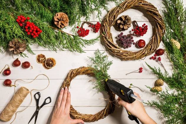 Christmas wreath decoration with handmade DIY, do it by yourself. Christmas wreath decoration with handmade DIY, do it by yourself. Top view. Copy space. Flat lay. Still life. Copyright: xZoonar.com Derich_Anreyx 20949478