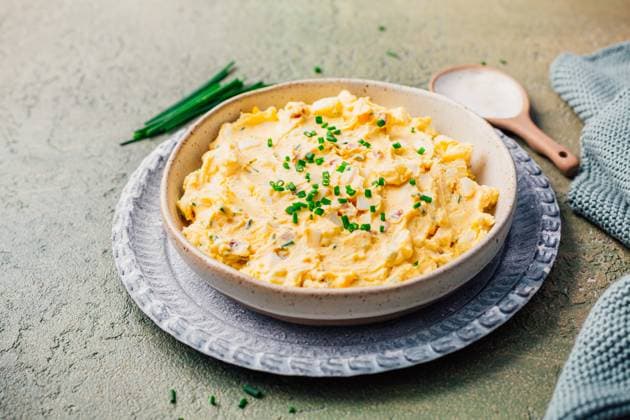 Egg spread with cream cheese Egg spread with cream cheese, egg and chives Copyright: xZoonar.com IngridxBalabanovax 20987956