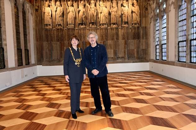 Der Musiker Wolfgang Niedecken posiert neben Oberbürgermeisterin der Stadt Köln Henriette Reker im Hansasaal des Rathaus beim Eintrag ins goldene Buch der Stadt Köln *** Musician Wolfgang Niedecken poses next to Mayor of the City of Cologne Henriette Reker in the Hansa Hall of the City Hall at the entry in the Golden Book of the City of Cologne