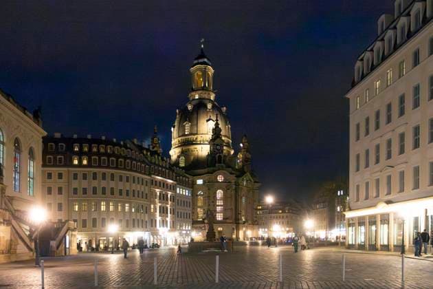 Blick auf die nächtliche Frauenkirche und den Neumarkt Dresden. *** View of the Frauenkirche and Neumarkt Dresden at night