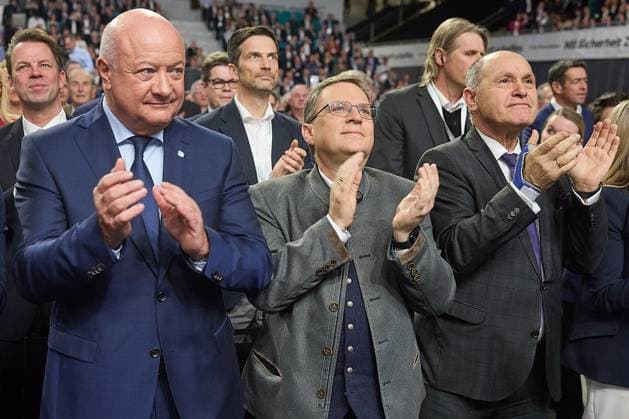 - Wels (OÖ) 26.01.2024 - Heute präsentierte der Bundeskanzler in der Messe Wels seinen Österreichplan. Damit dürfte die Österreichische Volkspartei endgültig in den Wahlkampf zur Nationalratswahl 2024 gestartet sein. Rund 1.500 Funktionäre sind geladen, darunter die schwarze Regierungsmannschaft swie alle ÖVP-Landeshauptleute. PHOTO: ÖVP Generalsekretär Christian Stocker, ÖVP Klubobmann August Wöginger, Nationalratspräsident Wolfgang Sobotka (R ÖVP). Wels (Upper Austria) - Today the Federal Chancellor (OVP) presented his Austria plan at the Wels trade fair. This means that the Austrian People s Party has finally started the election campaign for the 2024 National Council election. Around 1,500 officials are invited, including the 