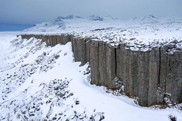 Creative Highlights World Gerðuberg, Gerduberg Basaltsäulen im Winter, Felsen aus Dolerit im Tal Hnappadalur auf der westlichen Halbinsel Snæfellsnes, Island, Europa *** Gerðuberg, Gerduberg Basalt columns at Winter, Rocks from Dolerite at Valley Hnappadalur at the Western Peninsula Snæfellsnes, Iceland, Europe Copyright: imageBROKER/alimdix/xArterrax/xSven-ErikxArndt ibltsm10118497.jpg