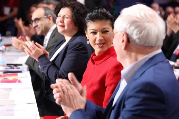 Berlin, Deutschland, 27.01.2024: Kosmos Kino: Gründungsparteitag von Bündnis Sahra Wagenknecht - Vernunft und Gerechtigkeit : Sahra Wagenknecht (mitte), rechts ihr Mann Oskar Lafontaine, links von ihr Amira Mohamed Ali und Shervin Haghsheno *** Berlin, Germany, 27 01 2024 Kosmos Kino Founding party conference of Bündnis Sahra Wagenknecht Vernunft und Gerechtigkeit Sahra Wagenknecht center, right her husband Oskar Lafontaine, left of her Amira Mohamed Ali and Shervin Haghsheno Copyright: xdtsxNachrichtenagenturx dts_29398