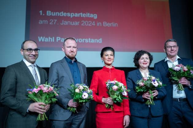 News Themen der Woche KW04 News Bilder des Tages 1. Parteitag Buendnis Sahra Wagenknecht - Vernunft und Gerechtigkeit Prof. Dr. Shervin Haghsheno, Hochschullehrer und Unternehmer gemeinsam mit Christian Leye, MdB, Dr. Sahra Wagenknecht, MdB und Amira Mohamed Ali, MdB, Ralph Suikat nach der Wahl zum Parteivorstand beim 1. Parteitag Buendnis Sahra Wagenknecht - Vernunft und Gerechtigkeit im Kosmos Kino in Berlin , Berlin , 27.01.2024 Berlin Berlin Deutschland *** 1 Party conference Buendnis Sahra Wagenknecht Vernunft und Gerechtigkeit Prof Dr Shervin Haghsheno, university lecturer and entrepreneur together with Christian Leye, MdB, Dr Sahra Wagenknecht, MdB and Amira Mohamed Ali, MdB, Ralph Suikat after the election to the party executive committee at the 1 Party conference Buendnis Sa
