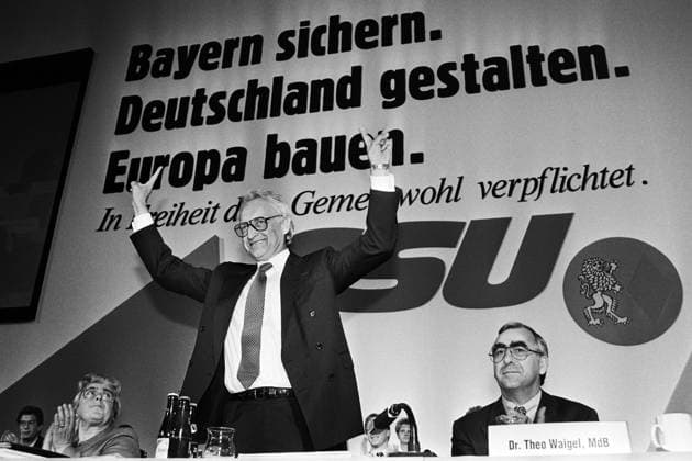 Deutschland, Muenchen, 08.10.1993 Archiv.: 42-79-21 CSU-Parteitag Foto: Edmund Stoiber, Ministerpraesident von Bayern, rechts Theo Waigel CSU-Parteitag *** Germany, Munich, 08 10 1993 Archive 42 79 21 CSU party conference Photo Edmund Stoiber, State Premier of Bavaria, on the right Theo Waigel CSU party conference