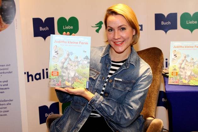 Bilder des Jahres 2024, Entertainment 01 Januar Entertainment Themen der Woche KW04 Entertainment Bilder des Tages Judith Rakers bei der Vorstellung und Lesung von ihrem ersten Kinderbuch Judiths kleine Farm in der Hamburger Buchhandlung Thalia am 27.01.2024. Judith Rakers praesentiert bei einer Lesung ihr Kinderbuch Judiths kleine Farm in Hamburg *** Judith Rakers at the presentation and reading of her first childrens book Judiths kleine Farm in the Hamburg bookstore Thalia on 27 01 2024 Judith Rakers presents her childrens book Judiths kleine Farm at a reading in Hamburg 