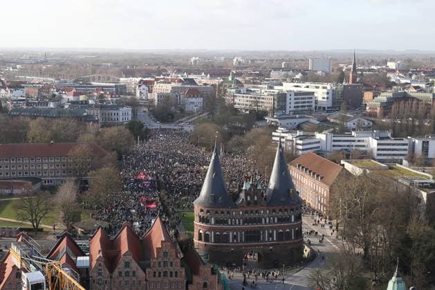 News Themen der Woche KW04 News Bilder des Tages GER, Demonstration gegen Rechtsextremismus in Luebeck, Nie wieder ist jetzt 27.01.2024, Innenstadt, Luebeck, GER, Demonstration gegen Rechtsextremismus in Luebeck, !Nie wieder im Bild picture shows Tausende versammeln sich auf dem Holstentorplatz um gegen Rechtsextremismus zu demonstrieren Blick von der Petrikirche Richtung Holstentor *** GER, Demonstration against right-wing extremism in Luebeck, Nie wieder ist jetzt 27 01 2024, Innenstadt, Luebeck, GER, Demonstration against right-wing extremism in Luebeck, Nie wieder im Bild picture shows Thousands gather on Holstentorplatz to demonstrate against right-wing extremism View from Petrikirche towards Holstentor nordphoto GmbHxTauchnitz nph00059