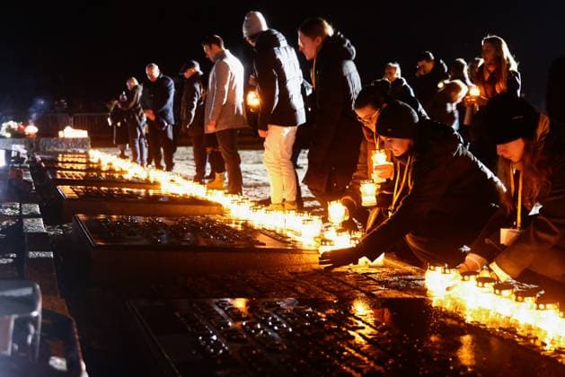 January 27, 2024, Brzezinka, Poland: Participants lay candles by the Auschwitz Memorial at the former Auschwitz-Birkenau concentration and extermination camp during the 79th Anniversary Of Auschwitz-Birkenau Liberation and Holocaust Remembrance Day in Brzezinka, Poland on January 27, 2024. Brzezinka Poland - ZUMAz156 20240127_zip_z156_014 Copyright: xBeataxZawrzelx