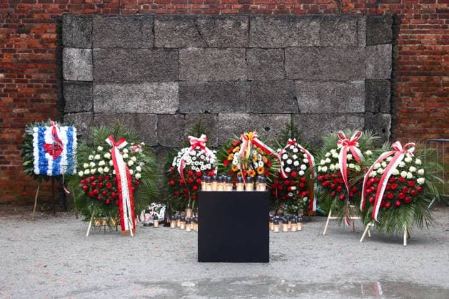 January 27, 2024, Oswiecim, Poland: Wreaths and candles in front of the Death Wall in the former Nazi German Auschwitz I concentration camp at Memorial and Museum Auschwitz-Birkenau during the 79th Anniversary Of Auschwitz-Birkenau Liberation and Holocaust Remembrance Day in Oswiecim, Poland on January 27, 2024. Oswiecim Poland - ZUMAz156 20240127_zip_z156_003 Copyright: xBeataxZawrzelx