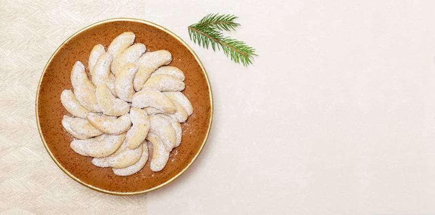 Fresh baked Vanilla Cookies. German sweet food - Vanillekipferl with vanilla powder sugar. Table top Fresh baked Vanilla Cookies. German sweet food - Vanillekipferl with vanilla powder sugar. Table top view, copy space for text Copyright: xZoonar.com Smilla72!x 21041749