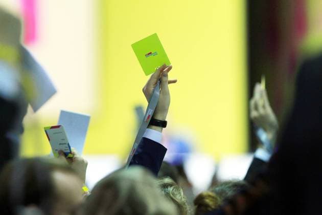 Berlin, Deutschland, 28.01.2024: Station Berlin: Europaparteitag der FDP: Delegierte heben ihre Stimmkarten *** Berlin, Germany, 28 01 2024 Station Berlin European Party Conference of the FDP Delegates raise their voting cards Copyright: xdtsxNachrichtenagenturx dts_29556