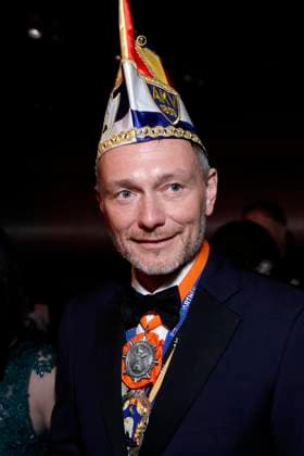 Bundesfinanzminister Christian Lindner (FDP) bei der Verleihung des Ordens wider den tierischen Ernst durch den Aachener Karnevalsvereins (AKV) in Aachen. Der Aachener Karnevalsverein will damit Persönlichkeiten ehren, die Humor und Menschlichkeit im Amt beweisen. Aachen, 27.01.2024 NRW Deutschland *** Federal Minister of Finance Christian Lindner FDP at the presentation of the Order against Animal Seriousness by the Aachen Carnival Association AKV in Aachen The Aachen Carnival Association wants to honor personalities who demonstrate humor and humanity in office Aachen, 27 01 2024 NRW Germany Copyright: xChristophxHardtx