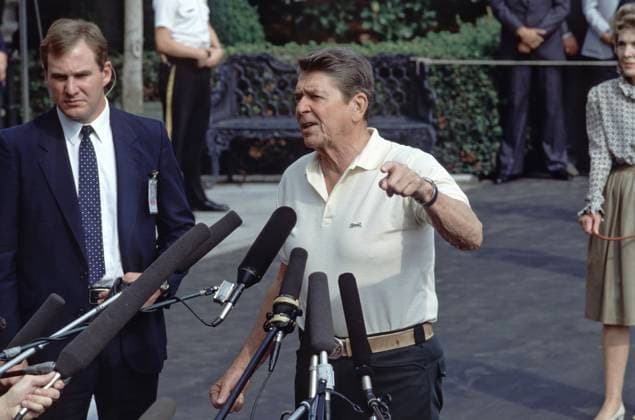 Reagan angry President Ronald Reagan show anger during a q and a session with the media on his way to Marine One to go to Camp David in October 1986. Photo by Dennis Brack BSB 18 Washington DC USA EDITORIAL USE ONLY Copyright: xx x bsphotos034754