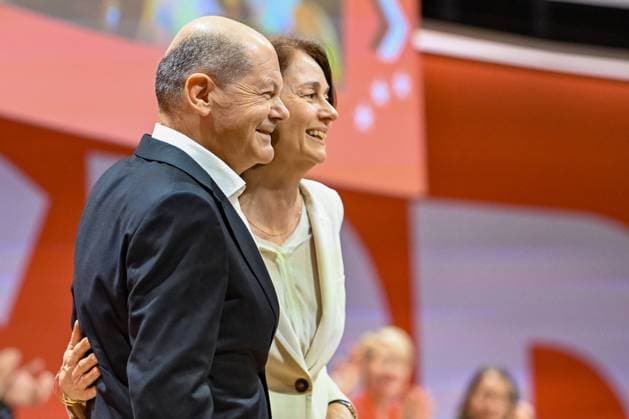 News Bilder des Tages Berlin, Deutschland 28. Januar 2024: Europadelegiertenkonferenz der SPD am 28. Januar 2024 im Congress Center Im Bild: v.li.: Bundeskanzler Olaf Scholz (SPD), Katarina Barley (SPD) Congress Center Berlin *** Berlin, Germany 28 January 2024 European Delegates Conference of the SPD on 28 January 2024 at the Congress Center In the picture from left Chancellor Olaf Scholz SPD , Katarina Barley SPD Congress Center Berlin Copyright: xFotostandx xReuhlx