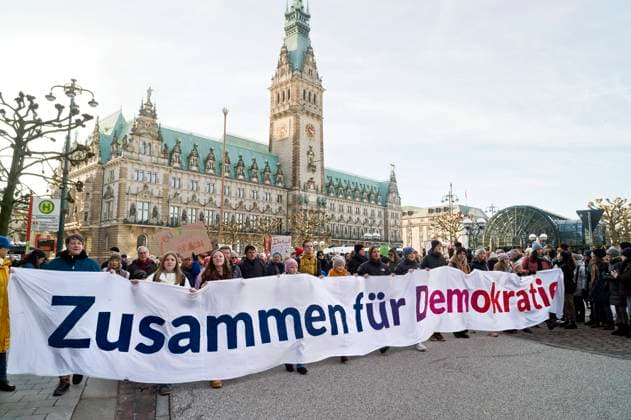 News Bilder des Tages Motto Zusammen gegen rechts Hamburg für Demokratie! Demo Demonstration Protestmarsch gegen rechts Rechtsextremismus AfD Hamburger Rathaus 20240128ad638 Hamburg Hamburg Deutschland Germany *** Slogan Together against the right Hamburg for democracy Demo Demonstration Protest march against right-wing extremism AfD Hamburg City Hall 20240128ad638 Hamburg Hamburg Germany Germany Copyright: xAchimxDuwentästerx