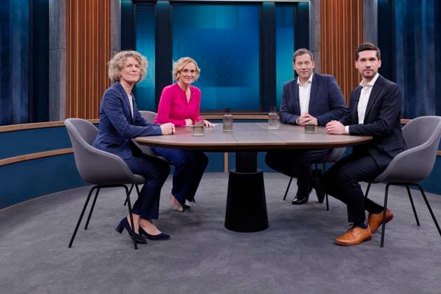 News Themen der Woche KW04 News Bilder des Tages 2024-01-28 - Deutschland, Berlin - Sabine Fischer (l), Osteuropa-Expertin der Stiftung Wissenschaft und Politik, Lars Klingbeil (SPD), Parteivorsitzender, und Vassili Golod, Leiter des ARD-Studios in Kiew (r.) bei Caren Miosga im Ersten. Thema des ARD-Politik-Talks: Kann die Ukraine diesen Krieg noch gewinnen? - Gäste bei Caren Miosga *** 2024 01 28 Germany, Berlin Sabine Fischer l , Eastern Europe expert at the German Institute for Internat