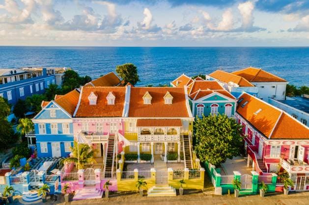 Niederländische Karibik Willemstad Curacao, colorful buildings around Willemstad Punda a Willemstad Pietermaai Curacao, colorful buildings around Willemstad Punda and Otrobanda, multicolored homes Curacao Caribean Island Copyright: xZoonar.com FokkexBaarssenx 21054733