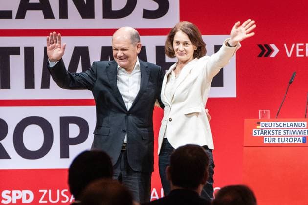 Europadelegiertenkonferenz der SPD zur Europawahl 2024 Katarina Barley, Abgeordnete und Spitzenkandidatin zur Wahl des Europäischen Parlaments 2024, nach ihrer Rede mit Bundeskanzler Olaf Scholz Europadelegiertenkonferenz der SPD zur Europawahl 2024 Katarina Barley, Abgeordnete und Spitzenkandidatin zur Wahl des Europäischen Parlaments 2024, nach ihrer Rede mit Bundeskanzler Olaf Scholz *** European Delegates Conference of the SPD for the 2024 European Elections Katarina Barley, MP and lead candidate for the 2024 European Parliament elections, after her speech with Federal Chancellor Olaf Scholz European Delegates Conference of the SPD for the 2024 European Elections Katarina Barley, MP and lead candidate for the 2024 European P Fotograf