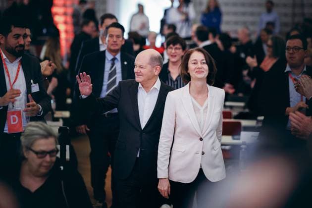 Bundeskanzler Olaf Scholz (SPD) und Katarina Barley, SPD-Parteivorstand, aufgenommen im Rahmen der Europadelegiertenkonferenz der Sozialdemokratischen Partei Deutschlands in Berlin, 28.01.2024. Fotografiert im Auftrag der SPD Berlin Deutschland *** Federal Chancellor Olaf Scholz SPD and Katarina Barley, SPD party executive, photographed during the European Delegates Conference of the Social Democratic Party of Germany in Berlin, 28 01 2024 Photographed on behalf of the SPD Berlin Germany Copyright: xFelixxZahnx
