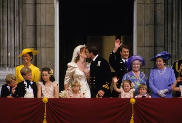 Royal kiss Prince Andrew and Sarah Ferguson, Duchess of York, kiss on the balcony of Buckingham Palace after their wedding. Photograph by Dennis Brack bb 27 London England EDITORIAL USE ONLY Copyright: xx x bsphotos035046