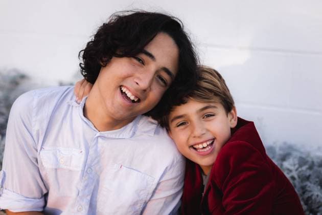 Two brothers hugging and showing love for each other United States, California, San Diego R_CHDO240126-1282493-01 ,model released, Symbolfoto