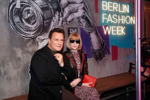 Bilder des Jahres 2024, Entertainment 01 Januar Entertainment Bilder des Tages Guido Maria Kretschmer bei der Enthüllung der Wachsfigur von Anna Wintour im Madame Tussauds. Berlin, 29.01.2024 *** Guido Maria Kretschmer at the unveiling of Anna Wintours wax figure at Madame Tussauds Berlin, 29 01 2024 Foto:xA.xBuggex xFuturexImagex wintour_4101