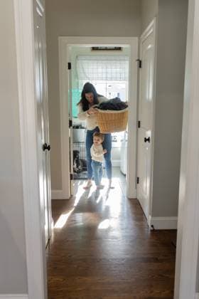 IMAGO Creative: Frühjahrsputz Woman holding laundry basket while her toddler looks on United States, Connecticut, Plainville CR_ASOG240125-1340787-01 ,model released, Symbolfoto ,property released