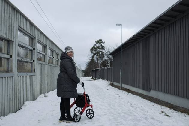 Creative Highlights Symbolbilder retired woman happily walking in the snow with her rollator Stockholm, Stockholm County, Sweden CR_RABE2401257D-1315791-01 ,model released, Symbolfoto