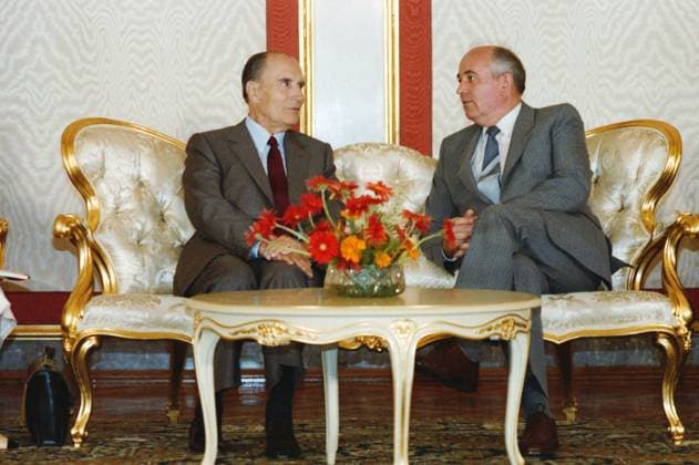 Moscow, USSR. President of the French Republic Francois Mitterrand (L) and General Secretary of the CPSU Central Committee Mikhail Gorbachev hold talks in the St. Catherine (Yekaterininsky) Hall of the Grand Kremlin Palace. Yuri Lizunov, Alexander Chumichev TASS  18688478