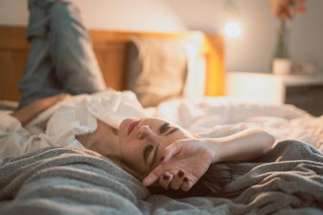 Creative Highlights Symbolbilder Young woman dreams in bedroom alone, evening light Prague, Prague, Czechia R_UJEL240124-1340132-01 ,model released, Symbolfoto