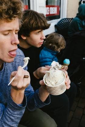 Creative Highlights Symbolbilder Teenage boy eats ice cream with family outside shot on bench Arlington, Virginia, United States R_WVNP240124-1340672-01 ,model released, Symbolfoto