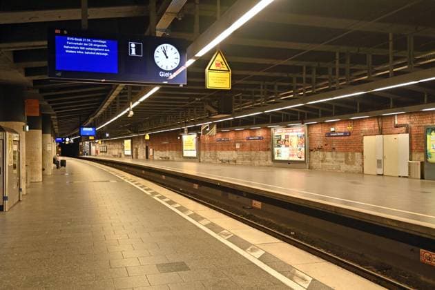 Ver.di ruft t in fast allen Bundeslaendern zu Warnstreiks im OEPNV auf! ARCHIVFOTO; Streik am Freitag , 21.04.2023 am Hauptbahnhof in Muenchen: EVG legt fuer mehrere Stunden Bahnverkehr lahm.Leerer Bahnsteig in der S-Bahnstation am Hauptbahnhof. *** Ver di calls for warning strikes in OEPNV in almost all federal states ARCHIVE PHOTO Strike on Friday , 21 04 2023 at the main station in Munich EVG paralyzes rail traffic for several hours Empty platform at the S-Bahn station at the main station