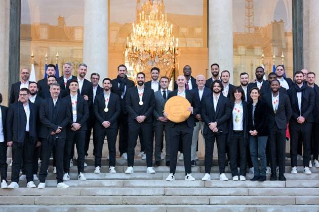 Entertainment Bilder der Woche KW05 Entertainment Bilder des Tages France s handball team received at the Elysee Palace - Paris Nikola Karabatic and French President Emmanuel Macron flanked by French Minister of Education, Sports, and Olympic Games Amelie Oudea-Castera pictured with France s handball team at the Elysee Palace, in Paris, France, on January 29, 2023 after their victory over Denmark to win the Men s EURO 2024 EHF Handball European Championship. Photo by Ammar Abd Rabbo ABACAPRESS.COM Paris France  Copyright: xAbdxRabboxAmmar ABACAx