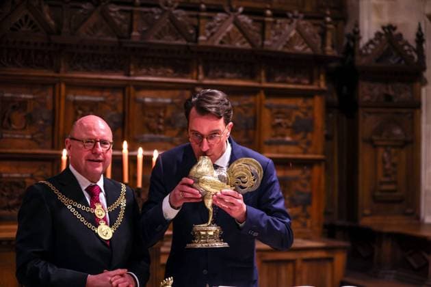 News Bilder des Tages Neujahrsempfang der Stadt Münster im Historischen Rathaus. Ehrentrunk aus dem Goldenen Hahn. Hendrik Wüst (CDU), Ministerpräsident des Landes Nordrhein-Westfalen. Markus Lewe (CDU), Oberbürgermeister der Stadt Münster (li.). Münster, Nordrhein-Westfalen, DEU, Deutschland, 29.01.2024 *** New Years reception of the City of Münster in the Historic Town Hall Honorary drink from the Golden Rooster Hendrik Wüst CDU , Minister President of the State of North Rhine-Westphalia Markus Lewe CDU , Lord Mayor of the City of Münster li Münster, North Rhine-Westphalia, DEU, Germany, 29 01 2024