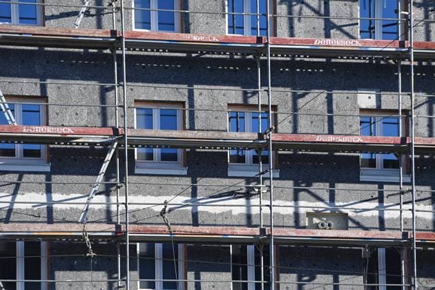 Energetische Waermedaemmung an einem aelteren Wohnhaus.Isolierung,Daemmplatten, Fassade,Fassadendaemmung an einem Altbau,aelteres Haus,Hausfassade,Aussenwand,Geruest,Aussenverkleidung,Daemmung.Sanierung,Vollwaermeschutz,Baustelle,Wohnbau,Wohnhaus,Eigentumswohnung, *** Energetic thermal insulation on an older residential building Insulation, insulation panels, facade, facade insulation on an old building, older house, house facade, exterior wall, scaffolding, exterior cladding, insulation renovation, full thermal insulation, construction site, residential building, residential building, condominium,