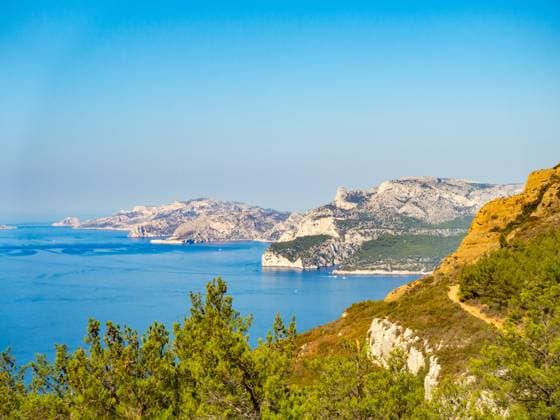 Blick über die Kalkgestein Felsküste des Nationalparks Calanques Richtung Marseille, Suedfrankreic Blick über die Kalkgestein Felsküste des Nationalparks Calanques Richtung Marseille, Suedfrankreic Copyright: xZoonar.com MichaelxKrabsx 21110189