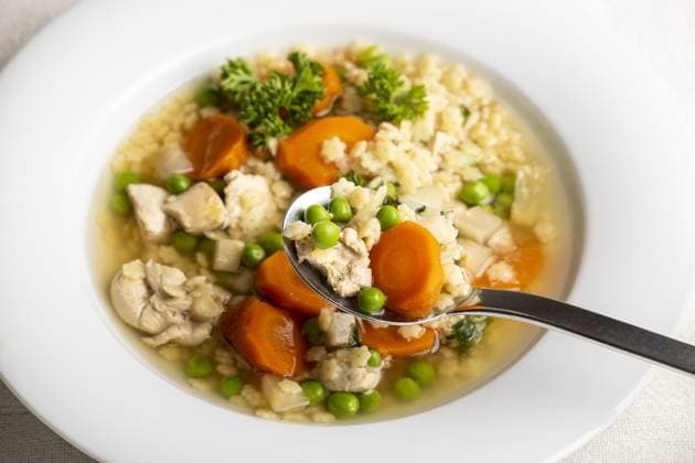 IMAGO Creative, Herbst, Wärmende Suppen und Eintöpfe Hühnersuppe mit Brot im Überblick *** Chicken soup with Bread at Overview 1035310756
