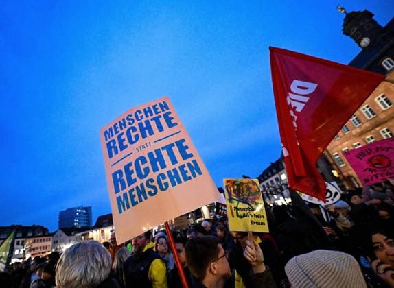 News Bilder des Tages 30.01.2024, xpsx, Lokal Hanau Demo gegen Rechts, v.l. Gegen AFD, Menschen Rechte, No AFD, Keine Nazis, Plakate Menschen, Demonstrationen gegen rechts, gegen Hass, Hetze, Rassismus und für Demokratie und Vielfalt, Toleranz und Weltoffenheit hier und jetzt, Hanau Hessen Deutschland (DEU) *** 30 01 2024, xpsx, local Hanau demo against right, v l against AFD, people rights, No AFD, No Nazis, posters people, demonstrations against right, against hate, agitation, racism and for democracy and diversity, tolerance and cosmopolitanism here and now, Hanau Hessen Germany DEU