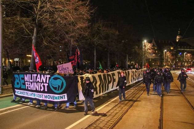 RECORD DATE NOT STATED Leipzig - Nie wieder ist genau jetzt! : Demonstration gegen rechts zieht durch die Stadt 30.01.2024 gegen 19 Uhr Leipzig, Leipziger Stadtring Das Bündnis Solidarische Vernetzung Sachsen hat am Dienstagabend zu einer Demonstration gegen Rechts aufgerufen. Um 18 Uhr kamen auf dem Augustusplatz mehrere Tausend Menschen zusammen, um gemeinsam ein Zeichen gegen Hass und Hetze zu setzen. Nach einigen Redebeiträgen hat sich der Aufzug über den Ring in Bewegung gesetzt. Es ging weiter über den Stadtring wieder bis zum Augustusplatz. Die Polizei begleitete den Aufzug mit einem Großaufgebot. Während der Versammlung und des Aufzuges wurde mehrfach Pyrotechnik gezündet. Leipzig Sachsen Deutschland *** Leipzig Never again is right now Demons Copyright: xEHLxMediax 240130_gegen-rechts-demo-leipzig_14