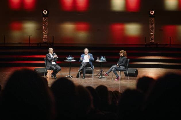 News Bilder des Tages Diskussionsrunde Olaf Scholz (SPD), Bundeskanzler, mit Autorin Juli Zeh in Potsdam, 30.01.2024. Potsdam Deutschland *** Panel discussion Olaf Scholz SPD , Federal Chancellor, with author Juli Zeh in Potsdam, 30 01 2024 Potsdam Germany Copyright: xSebastianxRau photothek.dex