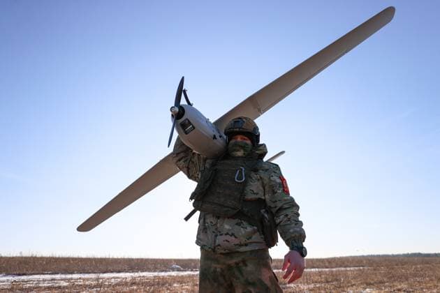 News Themen der Woche KW05 News Bilder des Tages RUSSIA, LUGANSK PEOPLE S REPUBLIC - JANUARY 30, 2024: A reconnaissance team member prepares to launch an Orlan 10 drone on the Krasny Liman front of the special military operation. Alexander Reka TASS  66890369