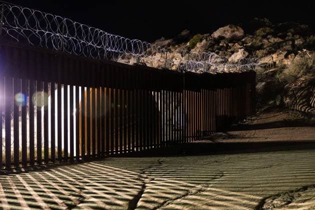 Jacumba Hot Springs, Eindrücke aus dem Grenzgebiet zwischen den USA und Mexiko MB JACUMBA HOT SPRINGS, CALIFORNIA - JANUARY 30: A view of the US-Mexico border fence on January 30, 2024 in Jacumba Hot Springs, California.  Copyright: xVCGx 111477494711