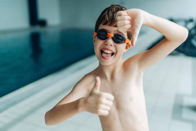 Boy learning to swim in a pool in daylight Prague, Prague, Czechia CR_UJEL24011738-1326918-01 ,model released, Symbolfoto