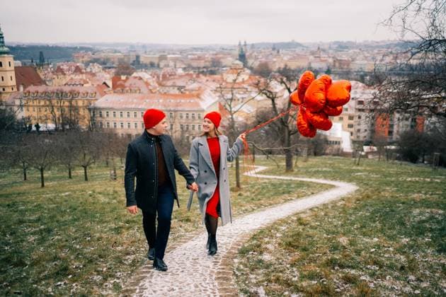 Creative Highlights Symbolbilder Young couple walking in Prague with balloons heart Prague, Prague, Czechia CR_UJEL240117C-1326746-01 ,model released, Symbolfoto