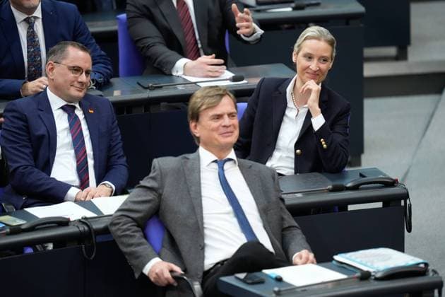 News Bilder des Tages Deutscher Bundestag, 150. Sitzung und Generaldebatte Tino Chrupalla (AfD) und Alice Weidel (AfD) grinsen und lachen auf ihrem Platz im Plenarsaal bei der 150. Sitzung des Deutschen Bundestag in Berlin, 31.01.2024 *** German Bundestag, 150 session and general debate Tino Chrupalla AfD and Alice Weidel AfD grin and laugh in their seats in the plenary chamber at the 150 session of the German Bundestag in Berlin, 31 01 2024