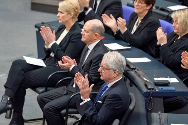 The Bundestag in Berlin commemorates the victims of Nazi crimes with a memorial service on Wednesday 31 01 2024 Photo from left Manuela Schwesig SPD Federal Chancellor Olaf Scholz SPD Sports journalist Marcel Reif The Bundestags memorial service traditionally takes place around the anniversary of the liberation of t Copyright: epd-bild ChristianxDitsch D24D0131BundestagHolocausgedenken112221