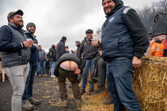 News Themen der Woche KW05 News Bilder des Tages French Farmers Blocked On A6 Highway Near Paris French farmers on the A6 highway few kilometers from Paris, France on January 31, 2024 amid nationwide protests called by several farmers unions on pay, tax and regulations. Photo by Christophe Geyres ABACAPRESS.COM Paris France  Copyright: xGeyresxChristophe ABACAx