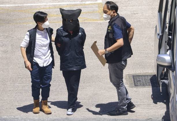 News Themen der Woche KW05 News Bilder des Tages RECORD DATE NOT STATED Quinn Moon (hooded and handcuffed), escorted by Hong Kong Police officers, arrives at Tin Shui Wai Police Station. She was released from a Guangzhou prison on Monday morning after she finishes serving a jail sentence for her role in organising an illegal border crossing two year ago. Quinn among a group of 12 Hongkongers who were arrested by mainland Chinese authorities while trying to flee by boat to Taiwan in 2020. 22AUG22 SCMP Dickson Lee HONG KONG China EDITORIAL USE ONLY  Copyright: xx 2022082210a73dd3 DicksonxLeex scmpphotostwo050516